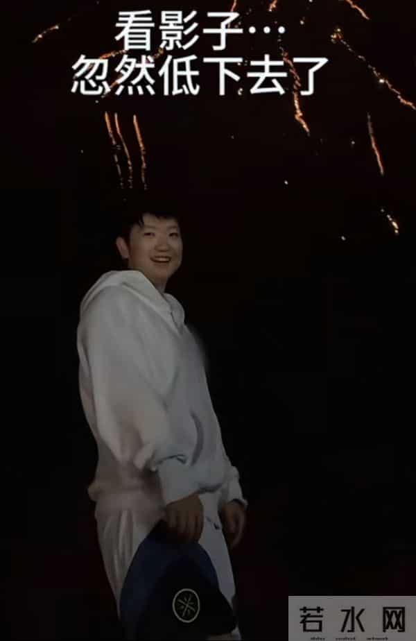 莎莎生日果然有惊喜！不仅有定制蛋糕还有漂亮的烟花，王cc在放！