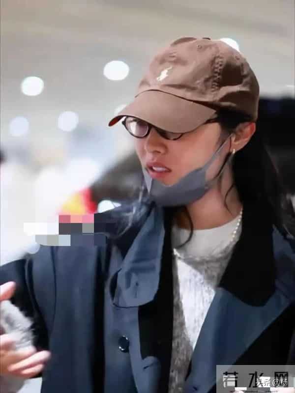 41岁白百何带大儿子逛街,17岁元宝身高超妈妈,肉脸扎小辫很帅气