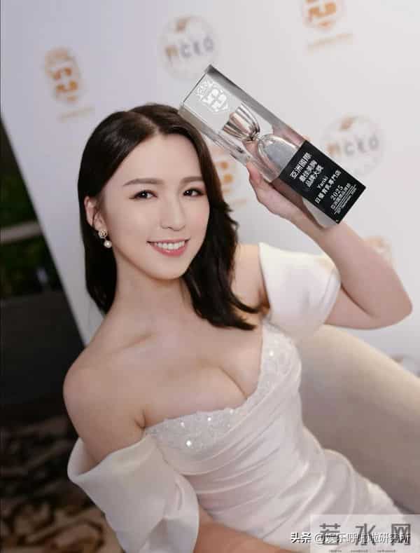 前TVB宅男女神：婚后遭儿子投喂剩食变胖，下巴消失依旧美艳