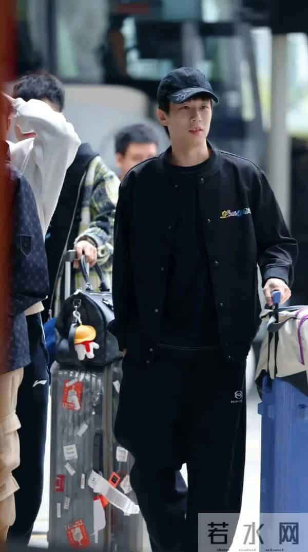 林高远全运会机场造型，全黑穿搭，风格随性又酷又帅