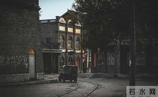 倪萍怎么都没想到，杨亚洲69岁的时候，能带着一家人站到台前