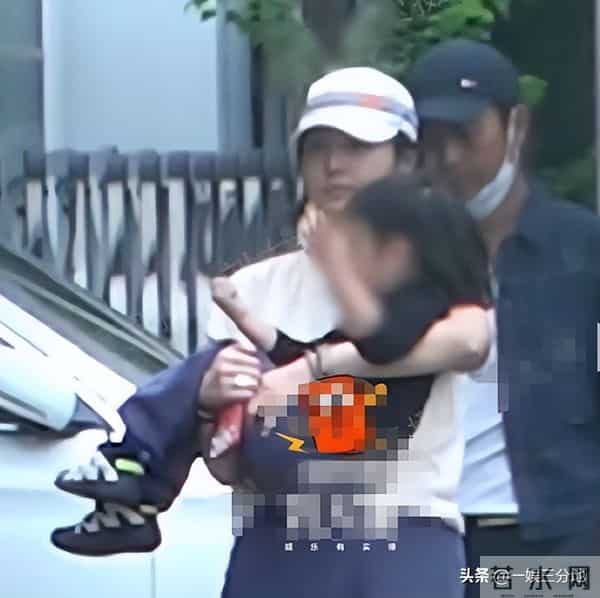 白百何一家回国,大儿子又黑又老,小儿子长相曝光眼小脸大不像她