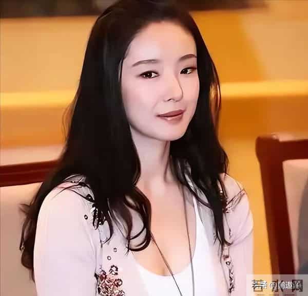 曾被张艺谋力捧,火后与富豪卷款61亿逃亡国外,现在的她过得如何