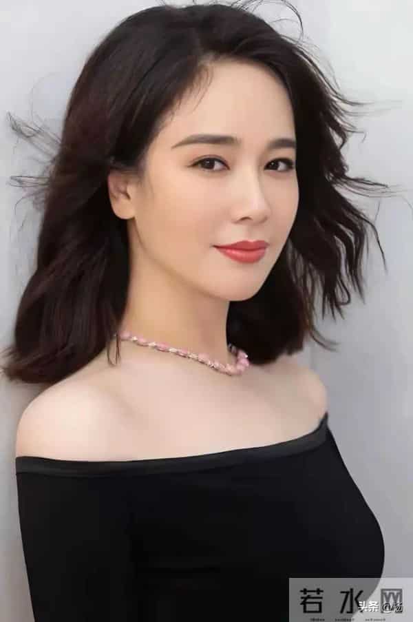 48岁左小青乌镇餐馆被偶遇,打扮朴素化淡妆,状态看上去像30岁!