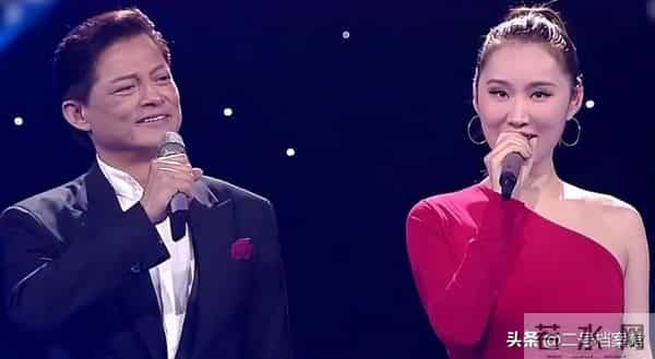 挤走原配自己做美艳师娘, 嫁65岁音乐家的王冰冰, 如今玩的更"花"了