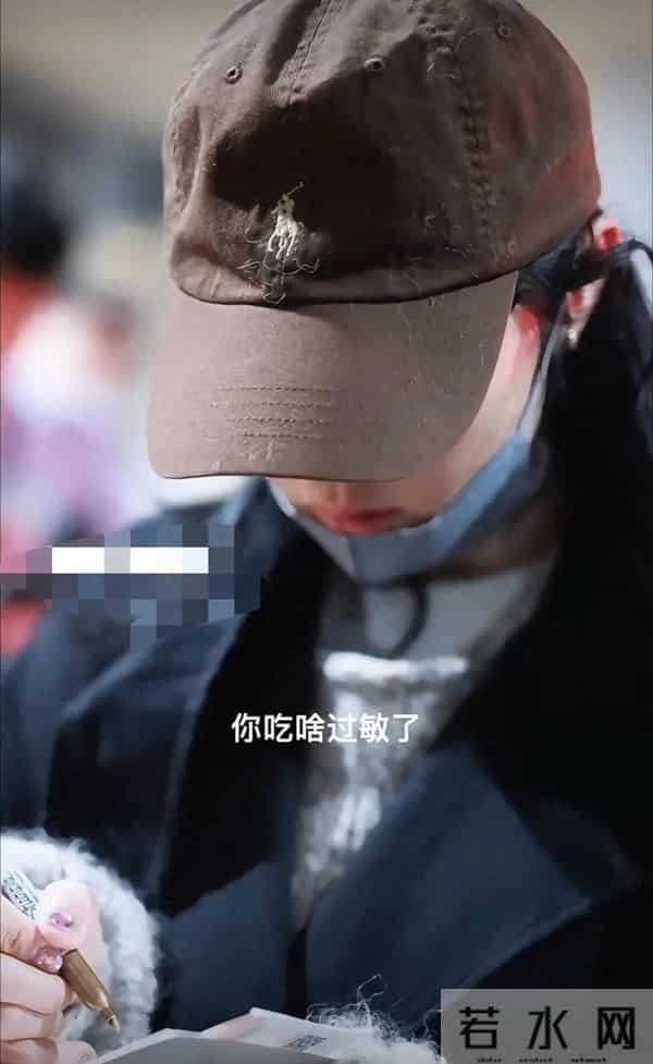 白百何儿子现身机场，大儿子元宝长相随爸爸，小儿子四岁半太活泼