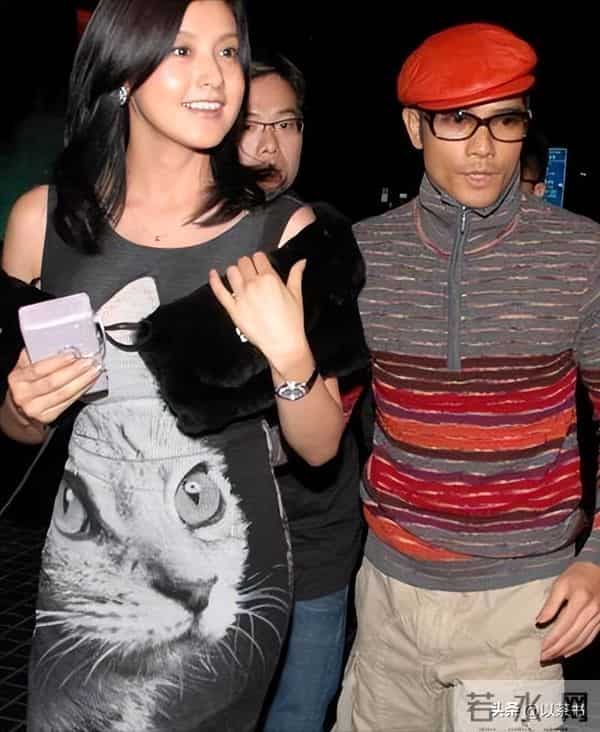 54岁藤原纪香风韵犹存很迷人，有过2段姐弟恋婚姻，无儿女成遗憾