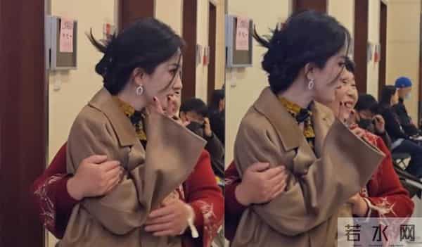 尴尬!房主任抱杨幂引争议,被吐槽没有边界感,杨幂嫌弃写在脸上