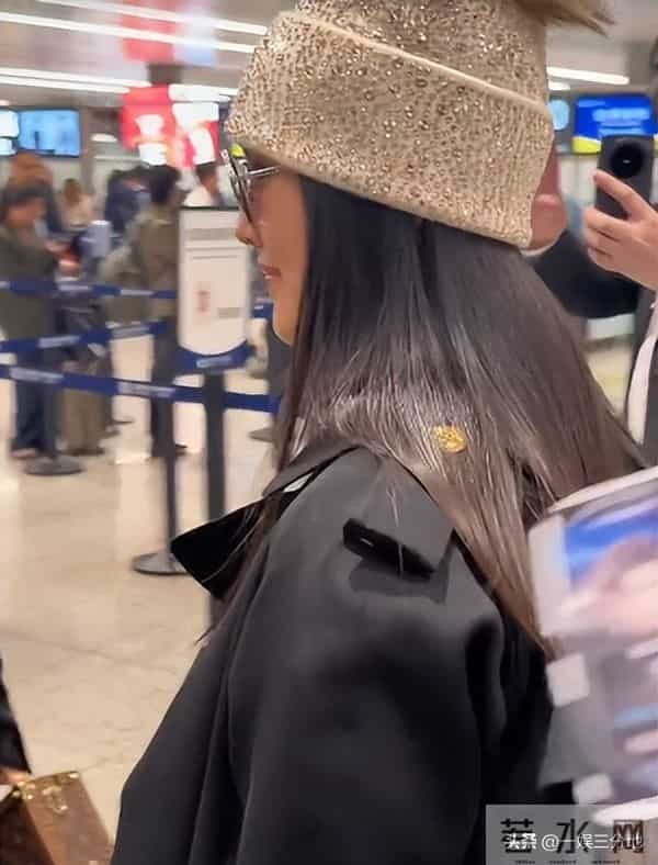 李湘胖到弯不下脖子，机场罕用便宜货，被人搭话她不理还嘲讽冷哼