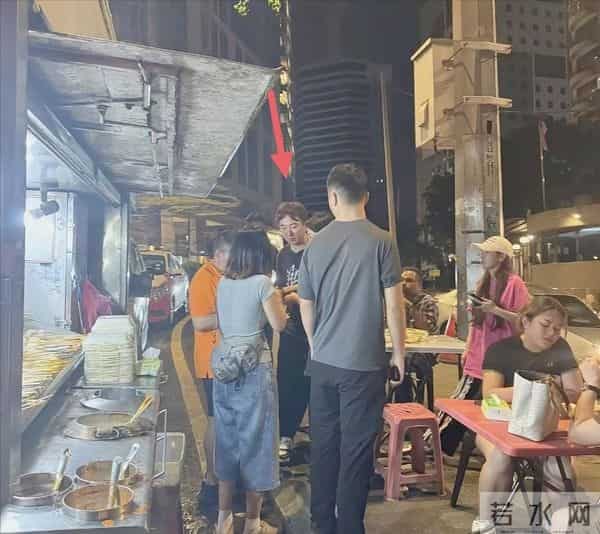王思聪和朋友在吉隆坡吃大排档，他身穿灰色T恤长裤，穿着很低调