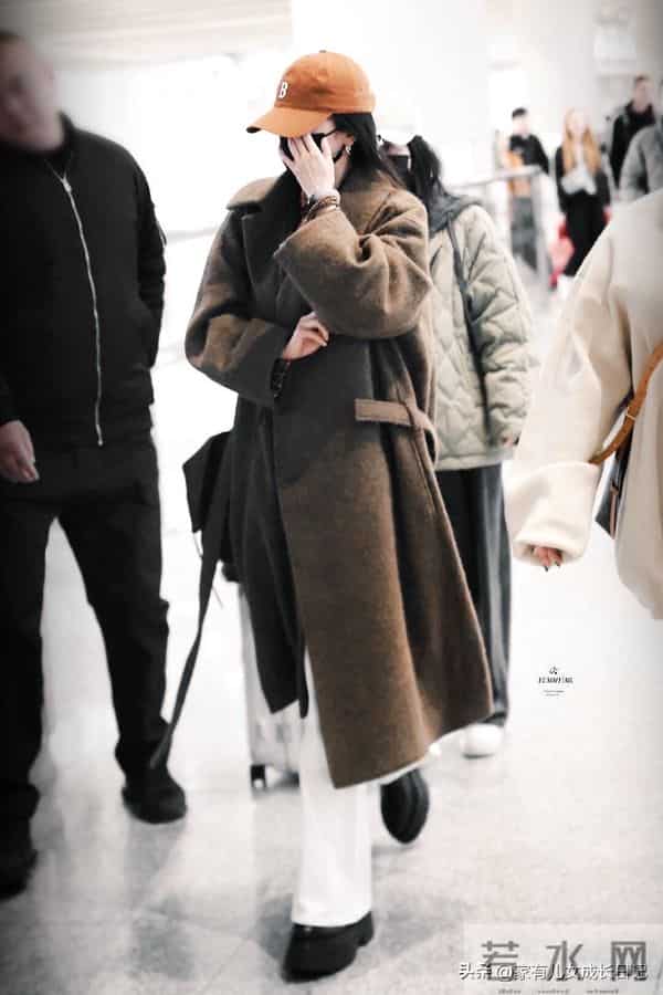 杨幂把大衣穿明白了 酷飒慵懒全拿捏 普通人这么搭 出街也能有明星范