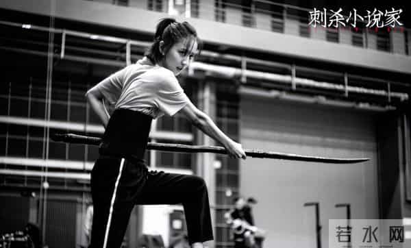 佟丽娅在深圳扫购黄金！头发稀少假发明显，满胳膊黄金手串太吸睛