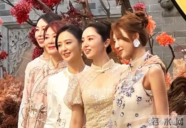 佟丽娅深圳扫金，素颜逛水贝买黄金，穿百元T恤，付款不手软