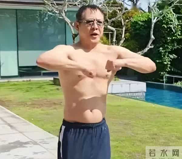 62岁李连杰豪宅游泳，脱光上衣自证清白，大腹便便并无刀疤