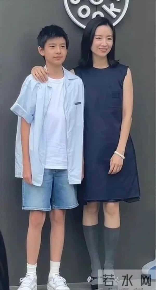 45岁董洁在河北巡店，生图皮肤白皙褶子多，腿短个子矮身材五五分