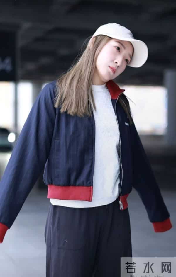 刘诗雯现身机场，藏青拼红运动风外套搭白帽随性又活力笑容超治愈