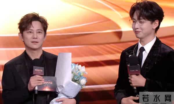 何炅主持生涯迈入第30年，齐思钧献花致敬，王鹤棣在台下鼓掌欢呼