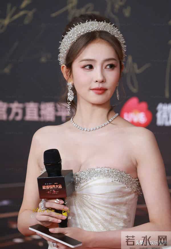 白鹿微博视界大会红毯白鹿真的牛奶皮肤好完美的身材！