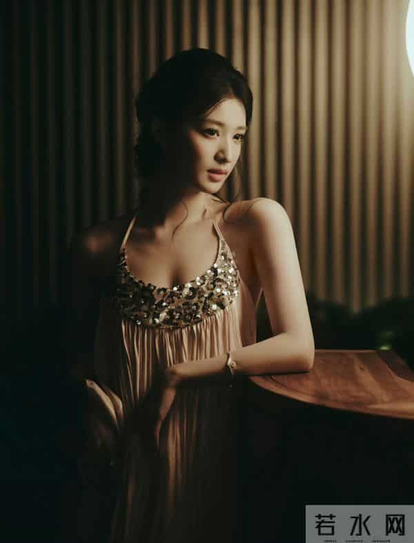 王楚然海边假日写真，这身材也太性感了！