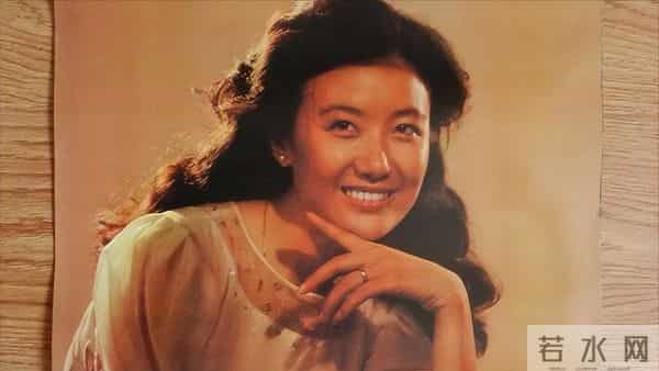 曾是央视第一美女，赴港生子离开央视舞台，如今远居美国不再露面