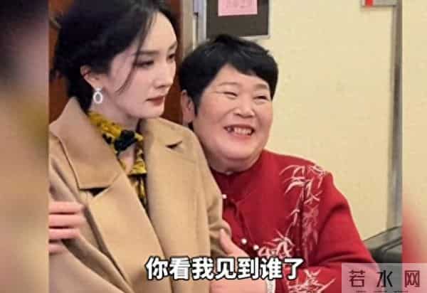房主任搂着杨幂给女儿录视频，“太美了！我差点晕过去”