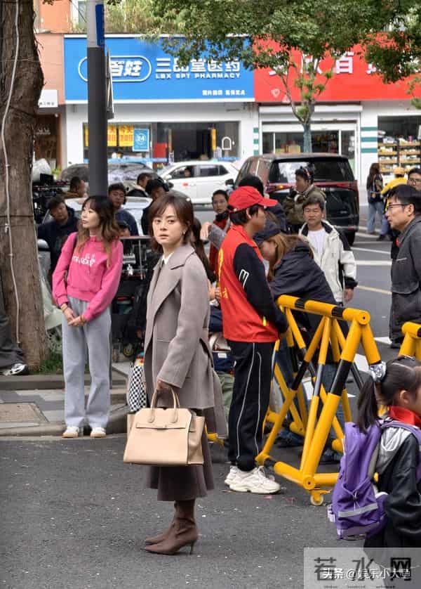 孙俪无锡拍戏被偶遇，身穿毛呢大衣新发型好洋气，本人又瘦又美！