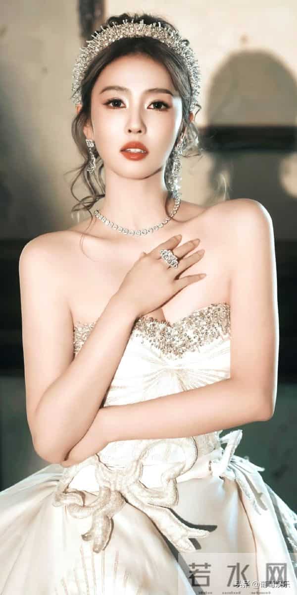 白鹿&杨幂 微博视界大会红毯造型太美了