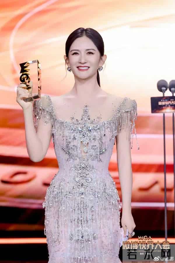 谢娜何炅久违同台主持，谢娜发文回应，网友：你们站在那里，就是我的一整个青春