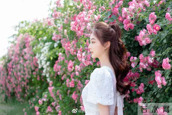 中传校花冯琳当主持人啦！不愧是最美领读员 这颜值不比明星差