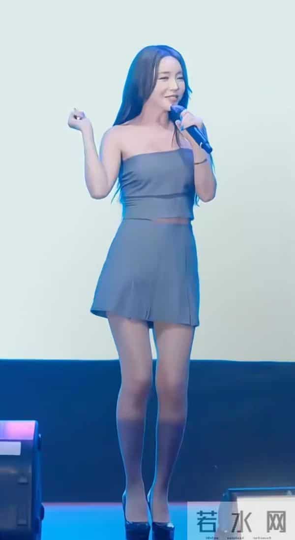 洪真英真是女人中的极品啊，圆润饱满的身材配上丝袜高跟超性感。