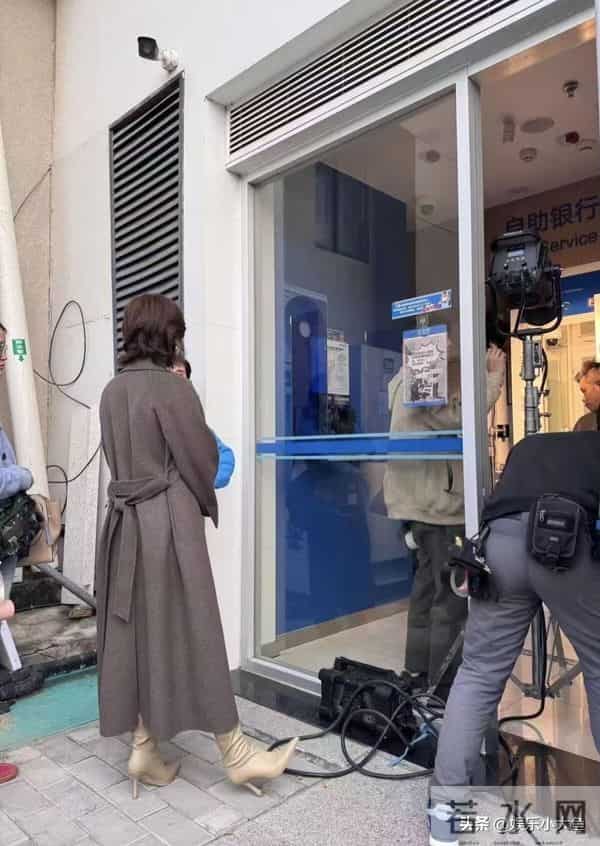 孙俪无锡拍戏被偶遇，身穿毛呢大衣新发型好洋气，本人又瘦又美！