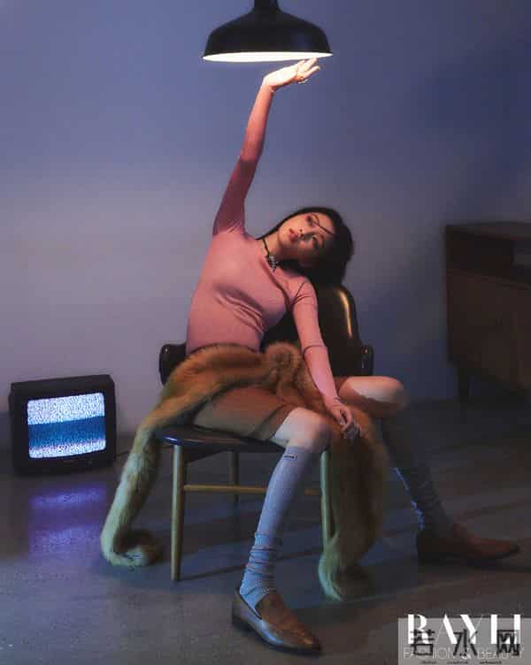 孙怡11月份封面写真，丝袜高跟穿搭个性又迷人