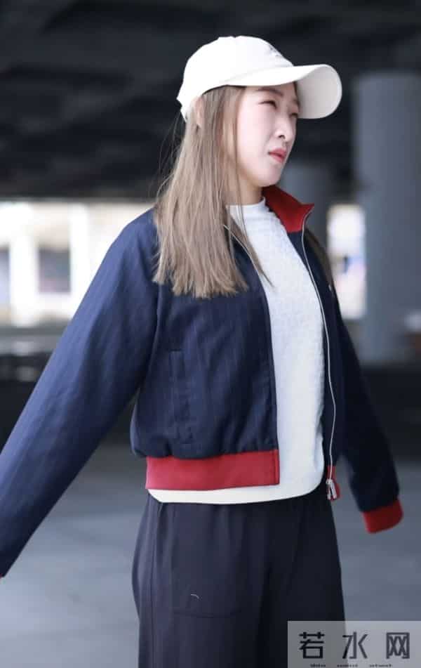 刘诗雯现身机场，藏青拼红运动风外套搭白帽随性又活力笑容超治愈