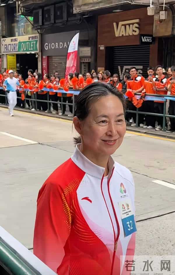 何超琼穿运动装亮相澳门街头，虽有皱纹白发，气质依旧优雅！