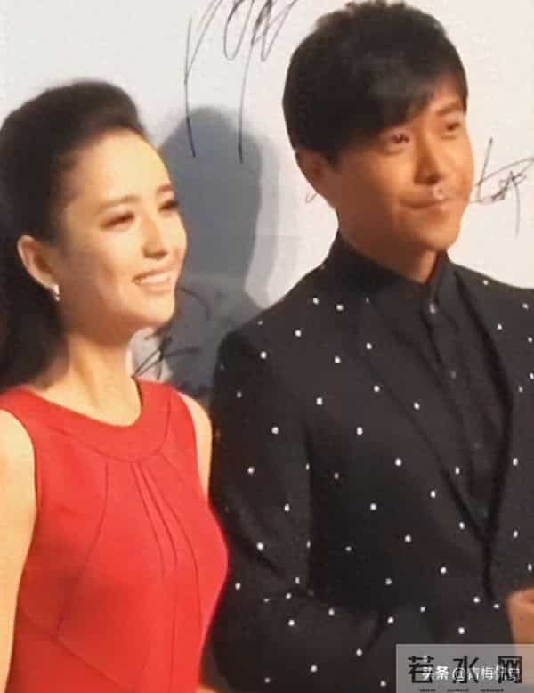 佟丽娅深圳扫购黄金!头发稀少假发明显,满胳膊黄金手串太吸睛