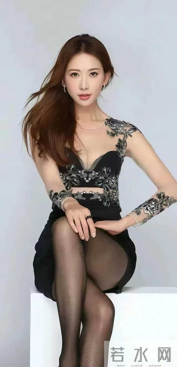 林志玲身穿性感微透式上衣搭配包臀裙黑丝，真妩媚性感撩人