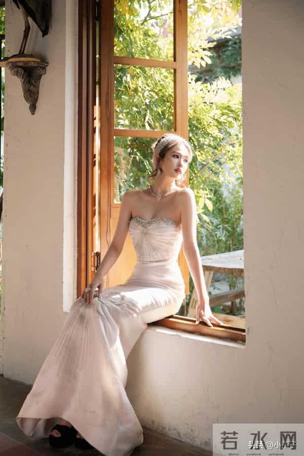 哇塞！白鹿的身材超有料性感迷人瘦而不柴、天使的容颜魔鬼的身材