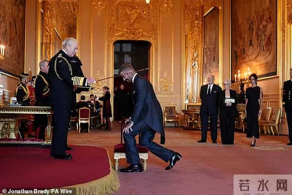 50岁贝克汉姆单膝下跪获英王亲封爵士,父母和贝嫂见证,长子沉默