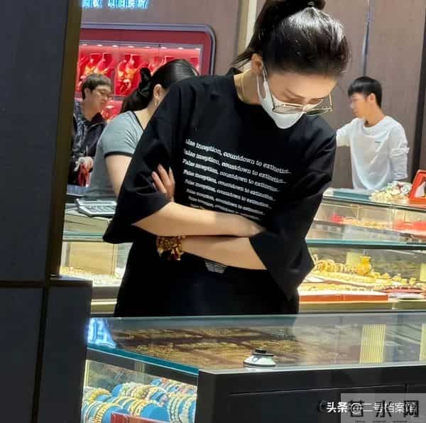 佟丽娅疯狂扫购黄金！头发稀疏排骨胸明显，满胳膊黄金手串太吸睛