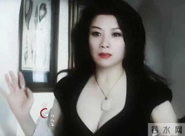 王静真是高大丰满的霸气御姐,独有的气质,丰韵犹存又明艳大气