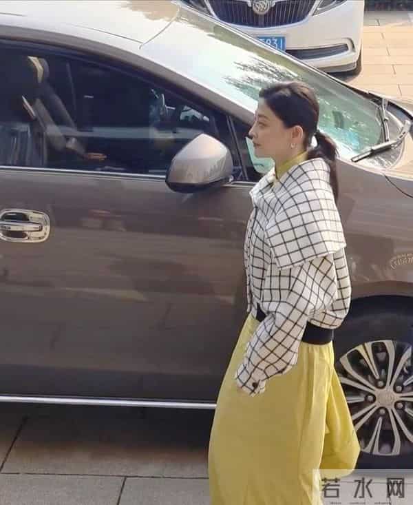 50岁梅婷在北京被偶遇，皮肤保养得真好，身穿黄裙子很优雅