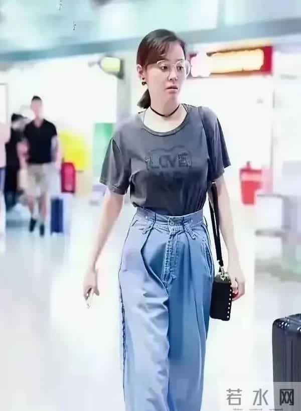 张靓颖素颜亮相机场被偶遇,网友-和普通人差不多 舞台上妆化太狠