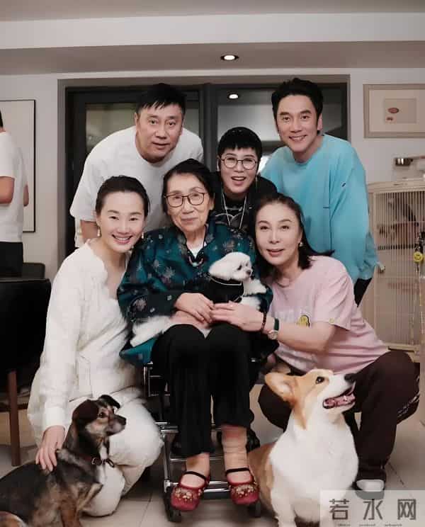 林依轮为大儿子林子濠庆生，55岁比儿子还年轻，87岁母亲已坐轮椅