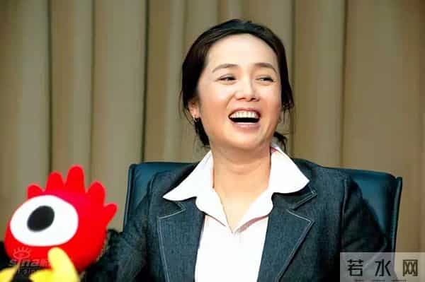 59岁蒋雯丽现状,定居英国,又瘦又老,网友惋惜:一代女神也老了