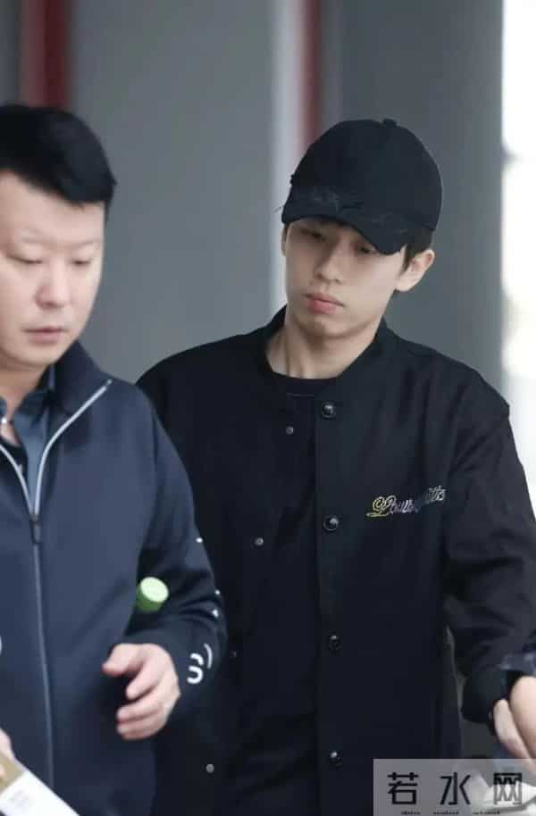 林高远全运会机场造型，全黑穿搭，风格随性又酷又帅