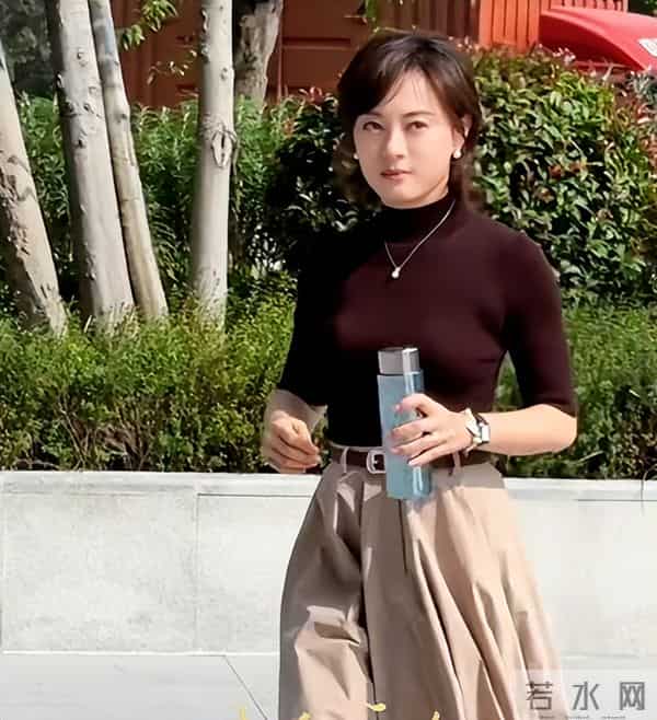 43岁孙俪现状曝光，张艺谋没说错，不合群的她早已走上另一条大道