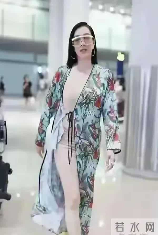 钟丽缇到底是怎么了？穿成这样就出门了？看起来还真是一言难尽啊