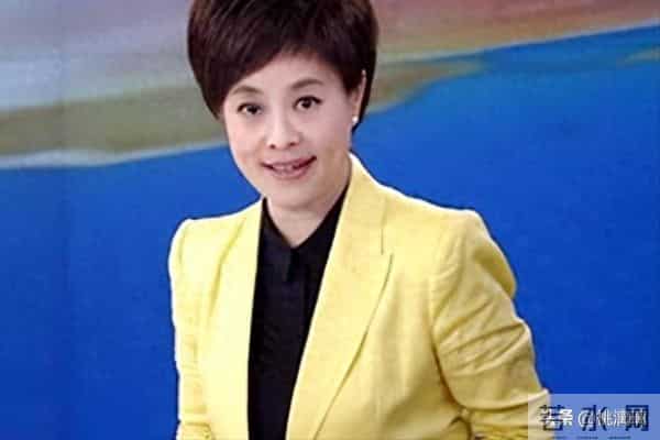 她13岁丧父，从甘肃走出来成为央视主持人，靠收音机练出普通话