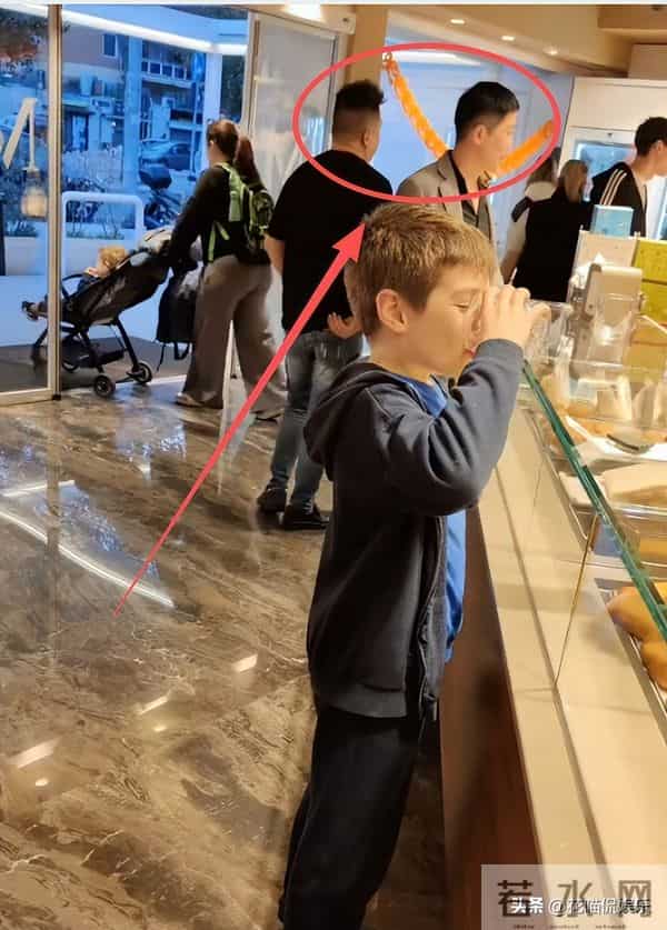 老麦跟朋友吃早点，担忧家里人，神色不是很好，大哈群聊记录曝光