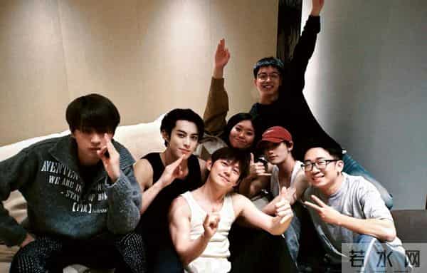 51岁何炅称准备再当三四十年主持人，回应衰老焦虑：谣传，我自信是一个被爱快乐的人